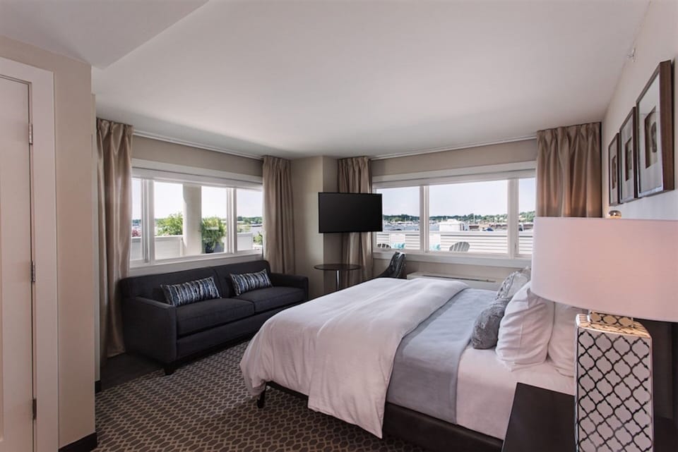 Starboard | Minibar, blackout drapes, iron/ironing board, free WiFi