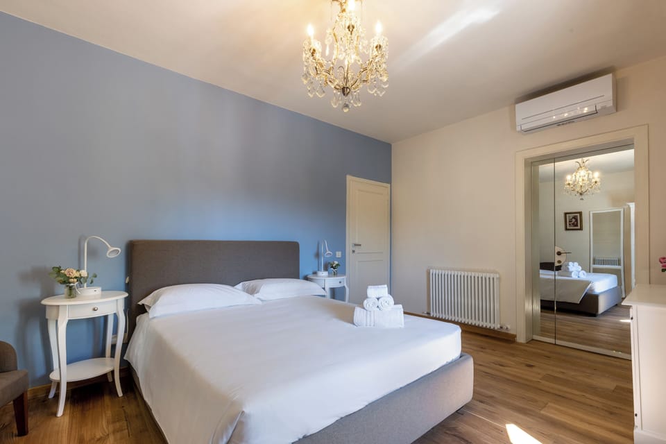 Deluxe Double Room, Garden View | Hypo-allergenic bedding, minibar, free WiFi, bed sheets