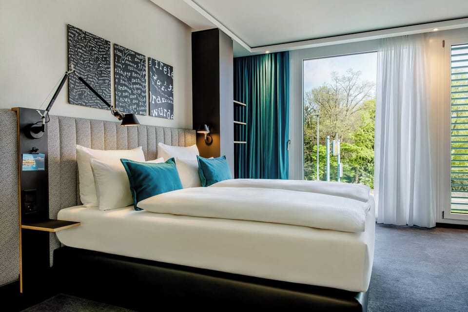 In-room safe, soundproofing, iron/ironing board, free WiFi