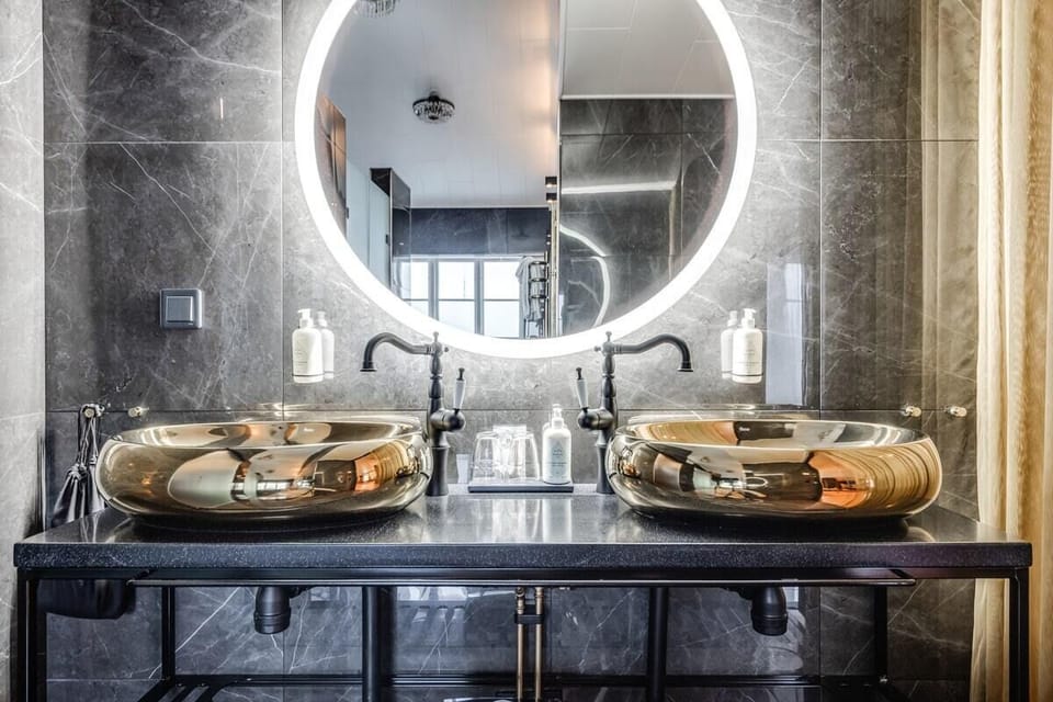 Thomas Ledin Suite (200 m from main building) | Bathroom | Free toiletries, hair dryer, towels