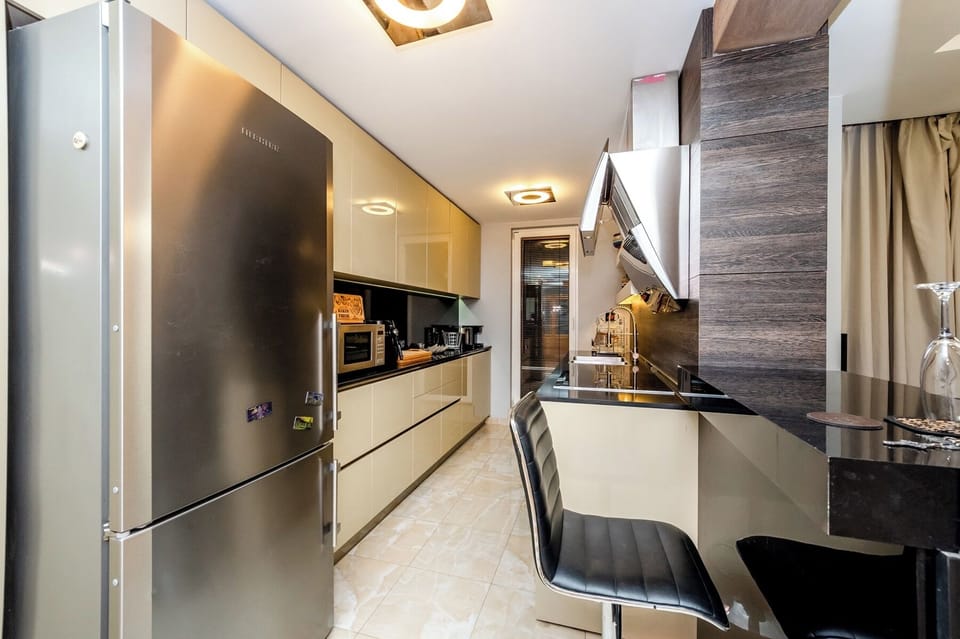 Apartment | Private kitchen | Fridge, microwave, oven, stovetop