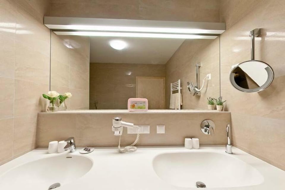 Suite | Bathroom | Free toiletries, hair dryer, bathrobes, heated floors (bathroom)