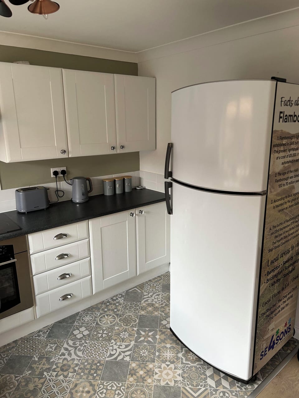 Cottage | Private kitchen | Fridge, microwave, oven, stovetop