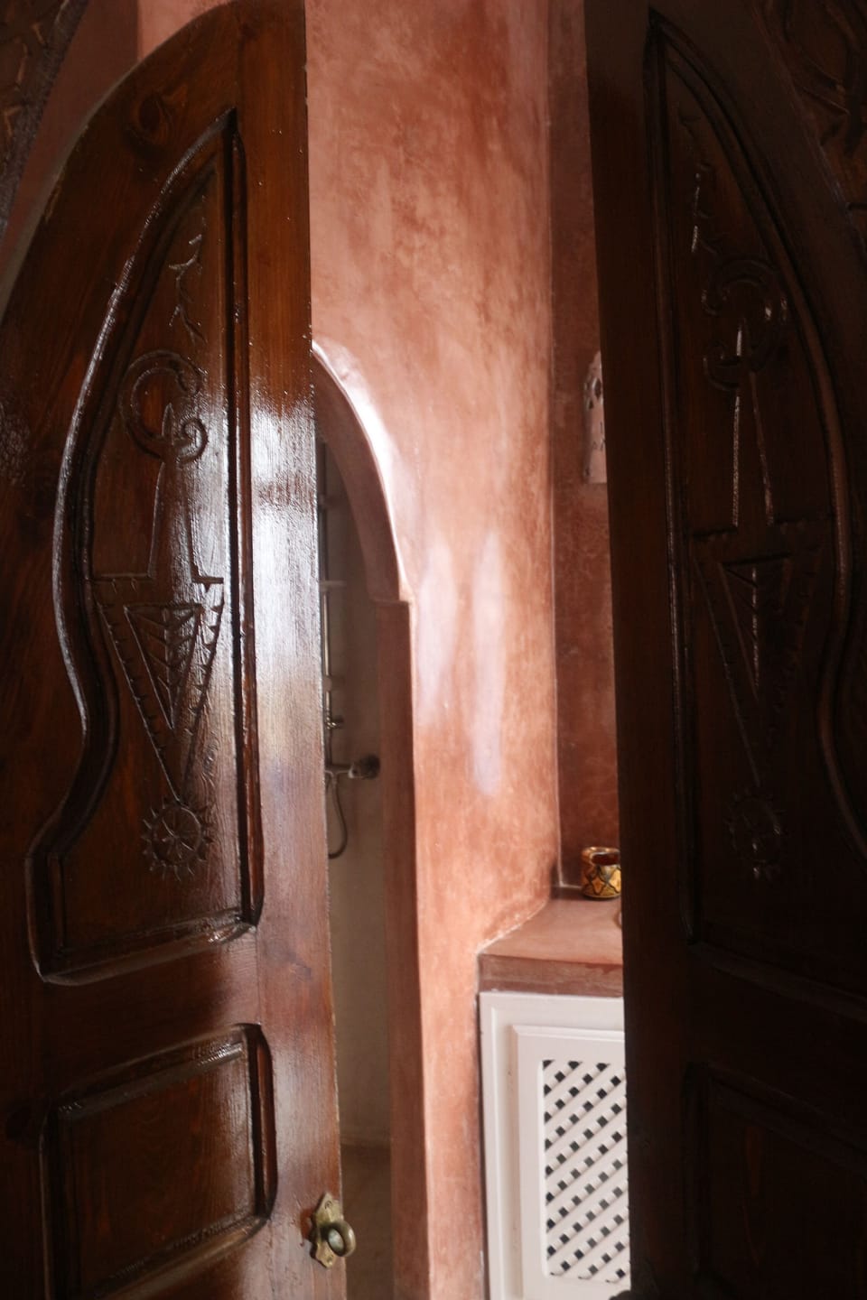 Suite Ouarzazate | Bathroom | Rainfall showerhead, hair dryer, towels, soap