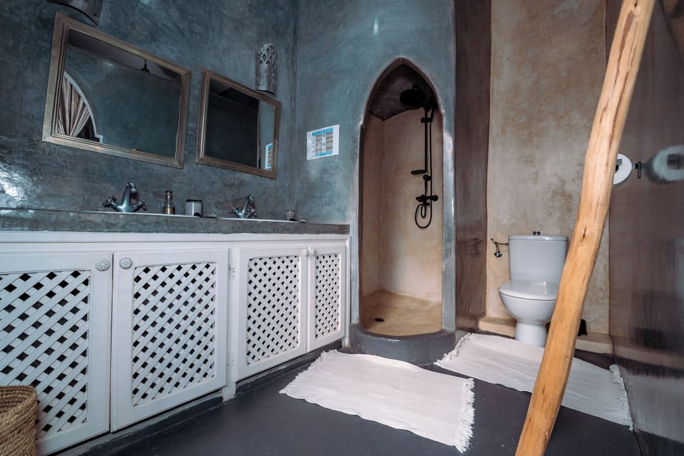Suite Essaouira | Bathroom | Rainfall showerhead, hair dryer, towels, soap