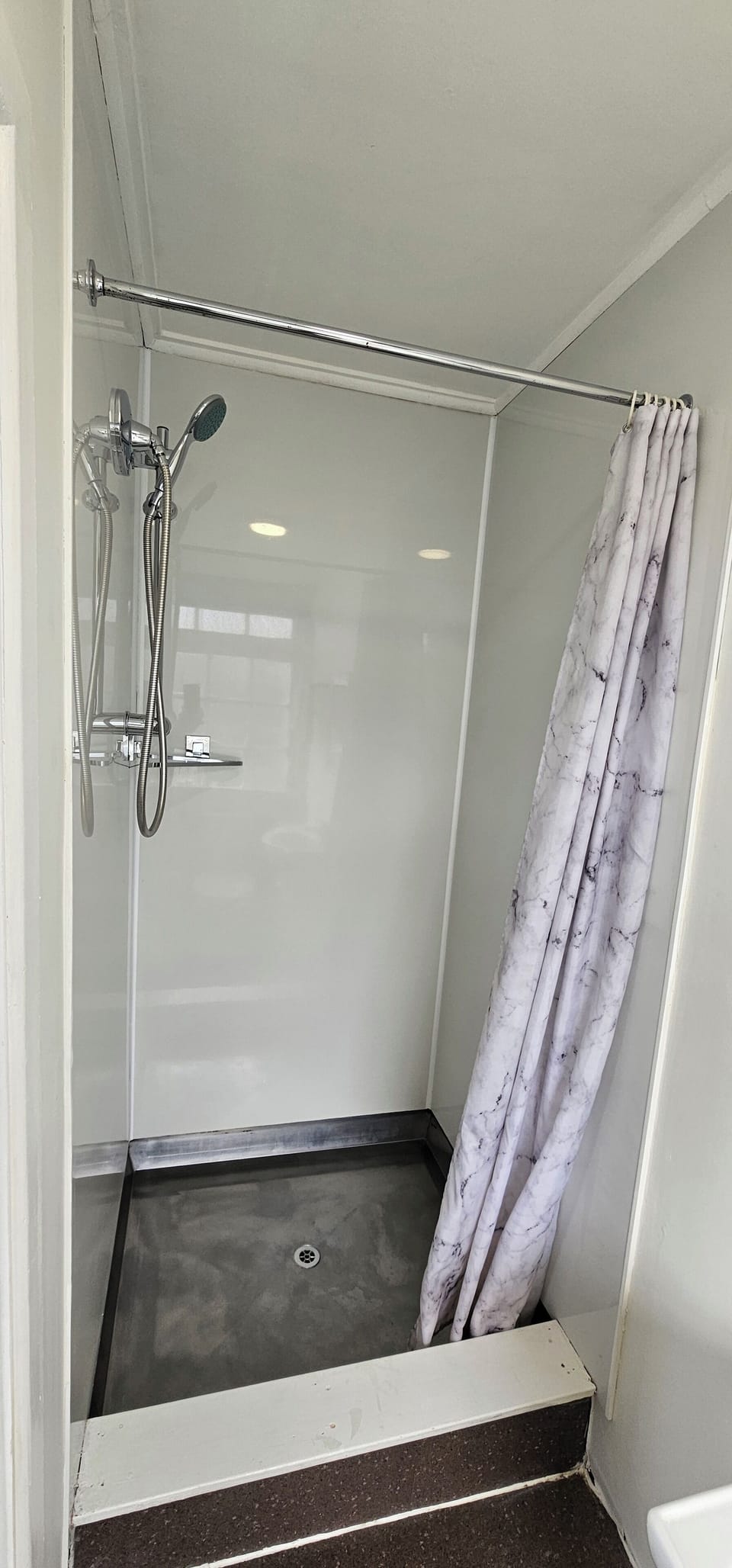 Family Room | Bathroom shower