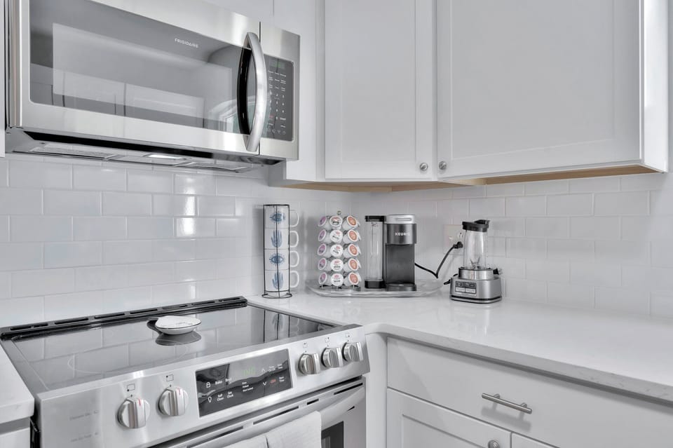 Family Villa | Private kitchen | Full-size fridge, microwave, oven, stovetop