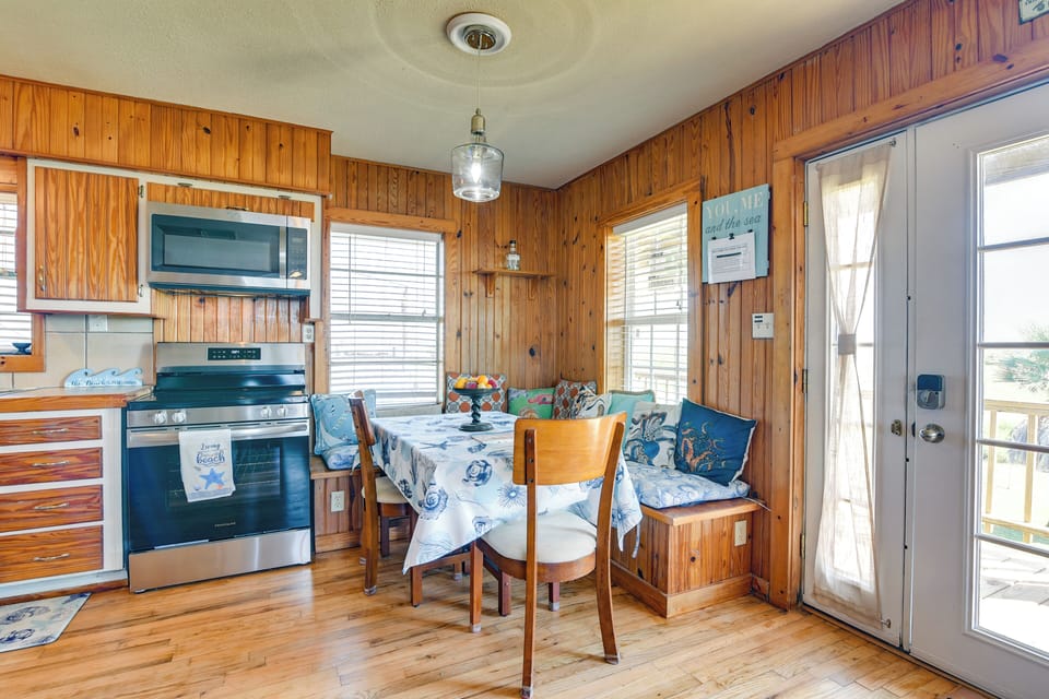 Dining Area | Dishware & Flatware