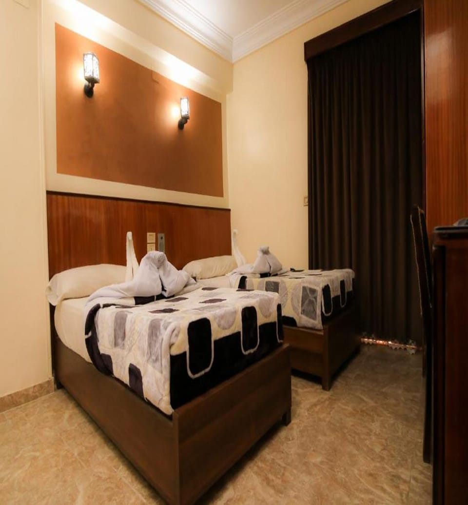 Economy Twin Room | Egyptian cotton sheets, premium bedding, memory foam beds, minibar