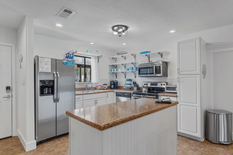 Fully equipped kitchen, and granite countertops