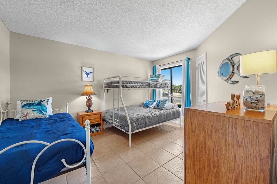 Guest Bedroom - Guest Bedroom - twin upper bunk, double lower bunk and twin day bed!