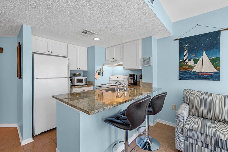 Kitchen - Well Equipped Kitchen has both a standard and Keurig Coffee Maker!