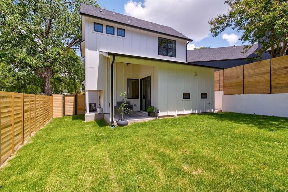 Full Fenced in, private Backyard