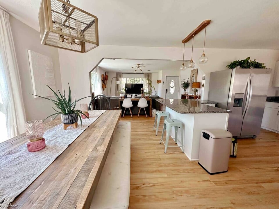 Dining room / living room (upstairs)