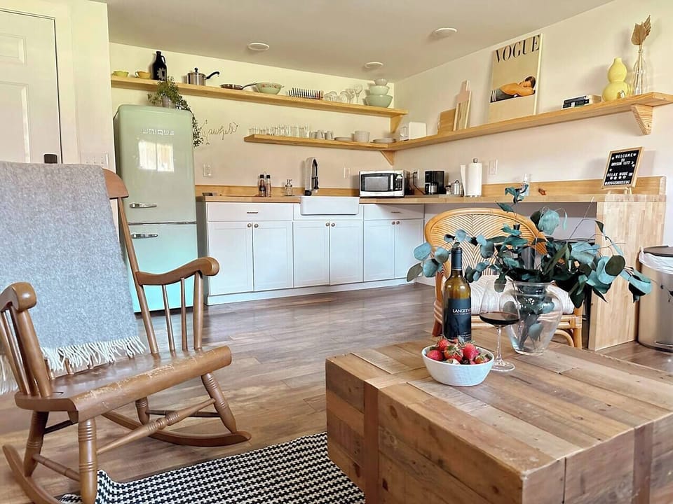 Private suite #2 - living room / kitchenette area 