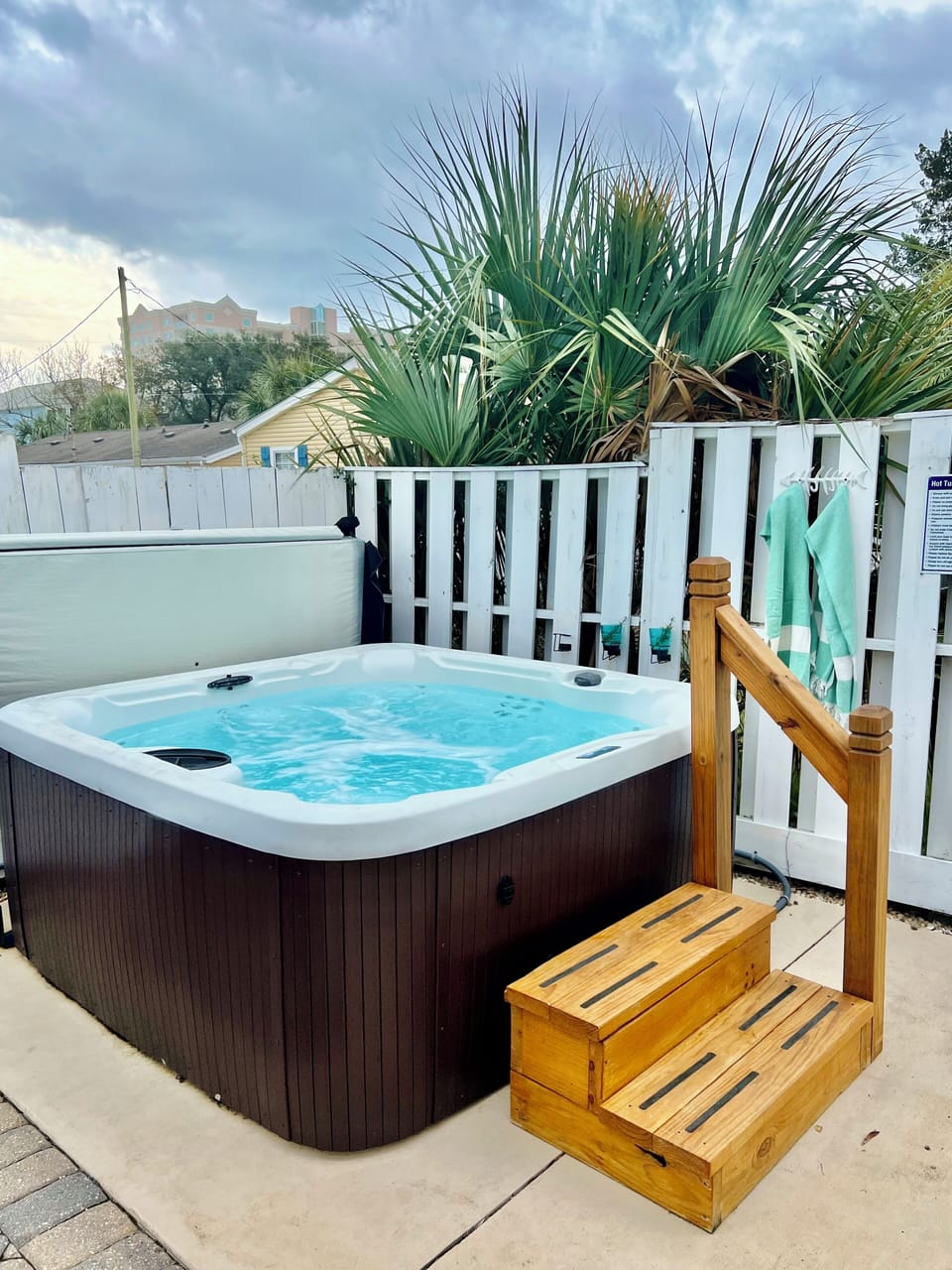 Sturdy rail & non-slip steps for
Hot tub. Drink holders on fence & Beach towels