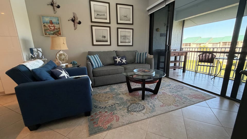 Confortable livingroom, queen size sofa bed, smart TV.