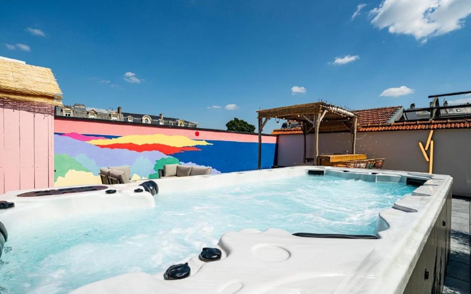 Outdoor spa tub