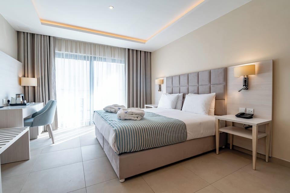 Junior Suite, Balcony | Premium bedding, in-room safe, desk, laptop workspace