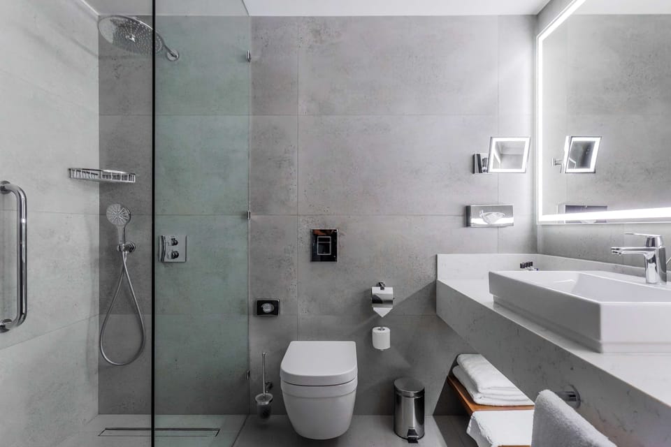 Combined shower/tub, deep soaking tub, free toiletries, hair dryer