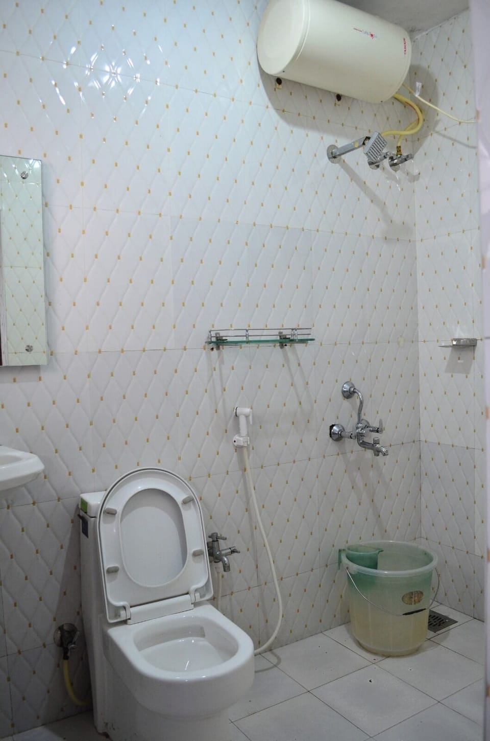 Standard Double Room | Bathroom | Rainfall showerhead, free toiletries, towels, soap