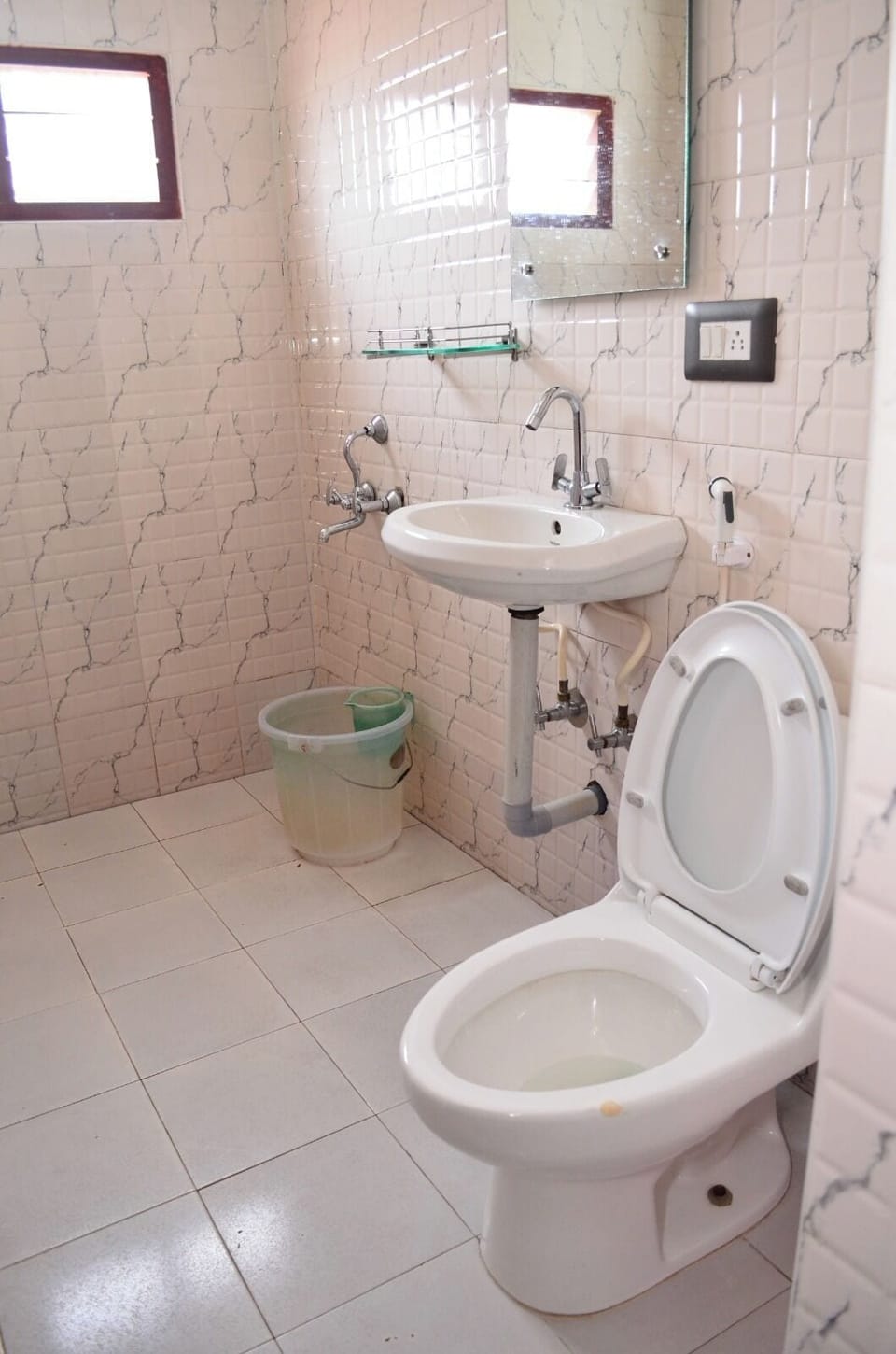 Standard Double Room | Bathroom | Rainfall showerhead, free toiletries, towels, soap