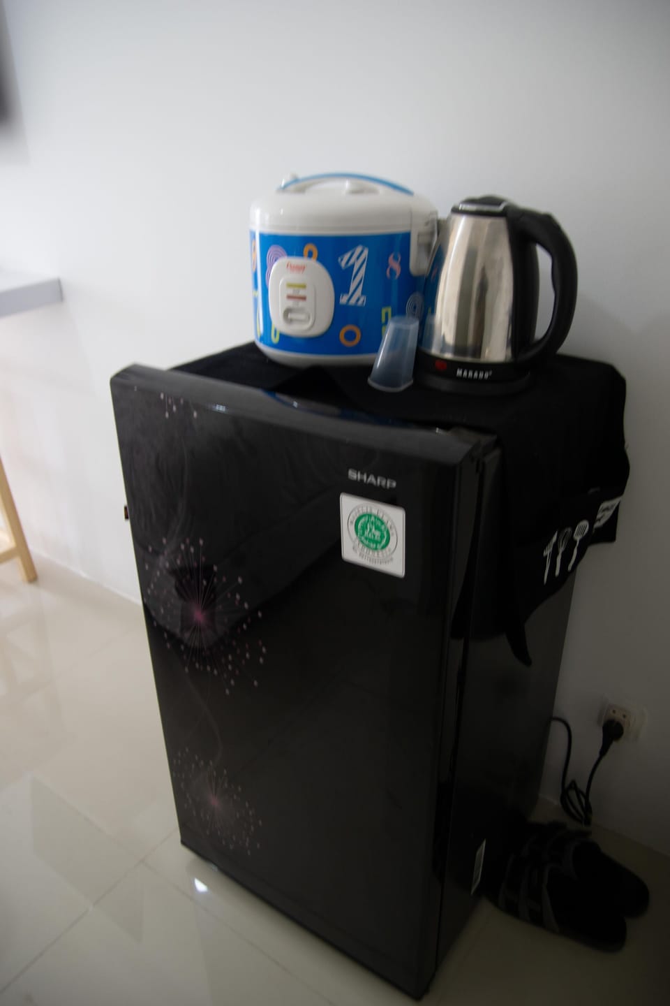 Studio | Private kitchen | Full-size fridge, stovetop