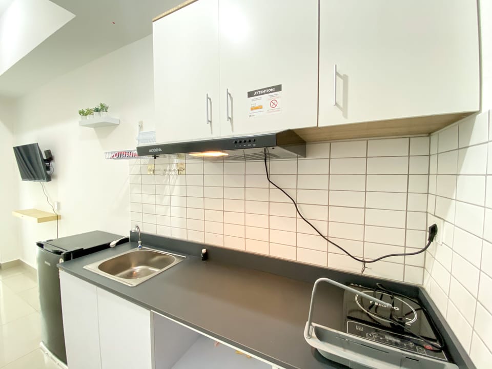 Studio | Private kitchen | Full-size fridge, stovetop