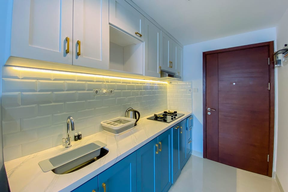 Studio | Private kitchen | Full-size fridge, stovetop