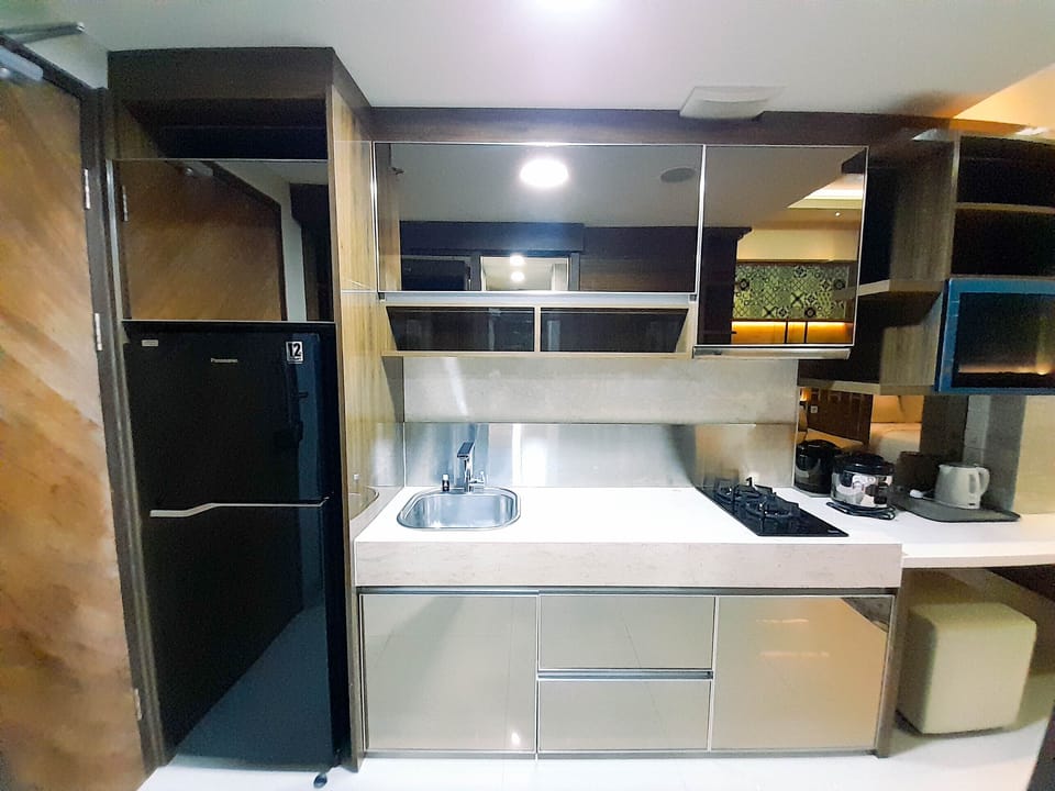 Studio | Private kitchen | Full-size fridge, stovetop