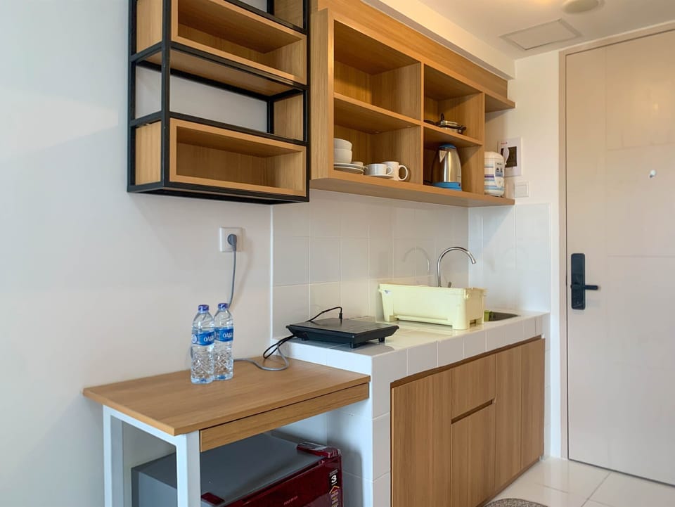 Studio | Private kitchen | Full-size fridge, stovetop
