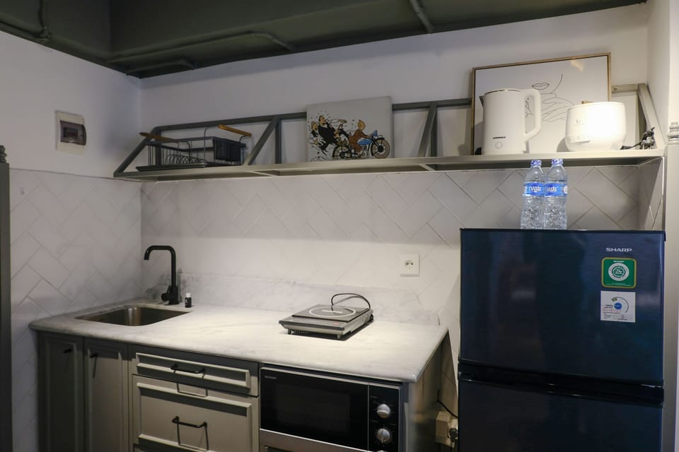 Studio | Private kitchen | Full-size fridge, stovetop