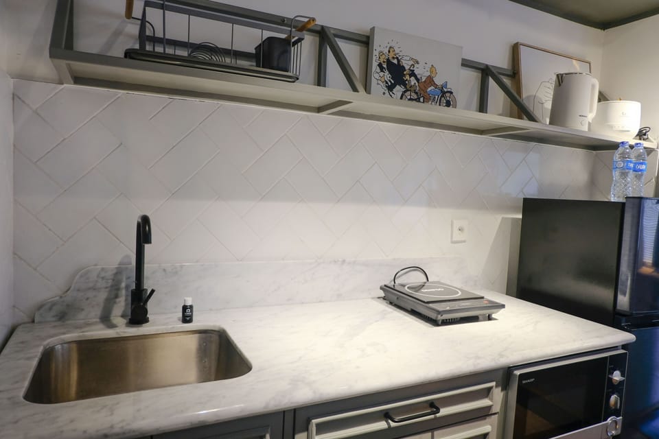 Studio | Private kitchen | Full-size fridge, stovetop