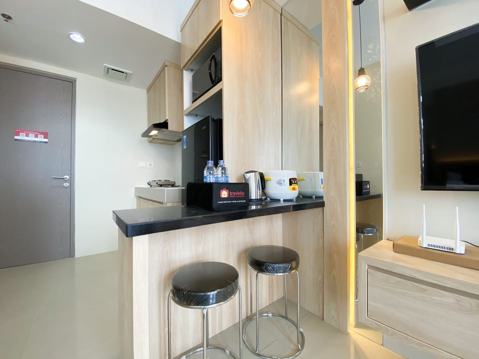 Studio | Private kitchen | Full-size fridge, stovetop