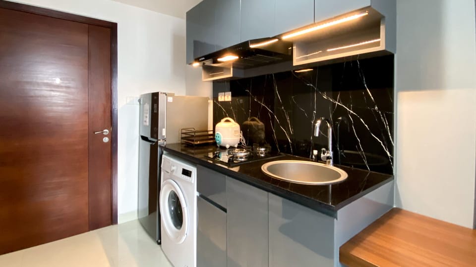 Studio | Private kitchen | Full-size fridge, stovetop