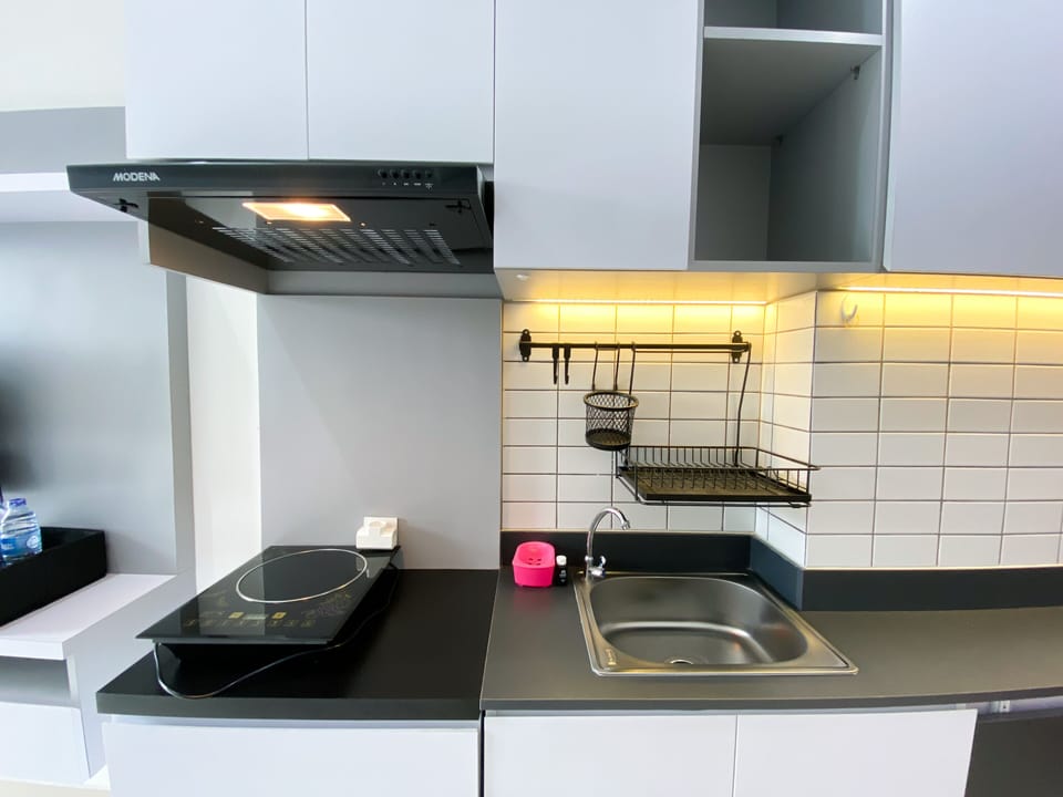 Studio | Private kitchen | Full-size fridge, stovetop