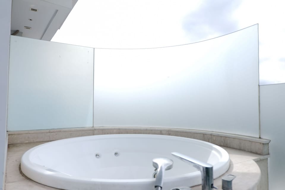 Studio | Bathroom | Shower