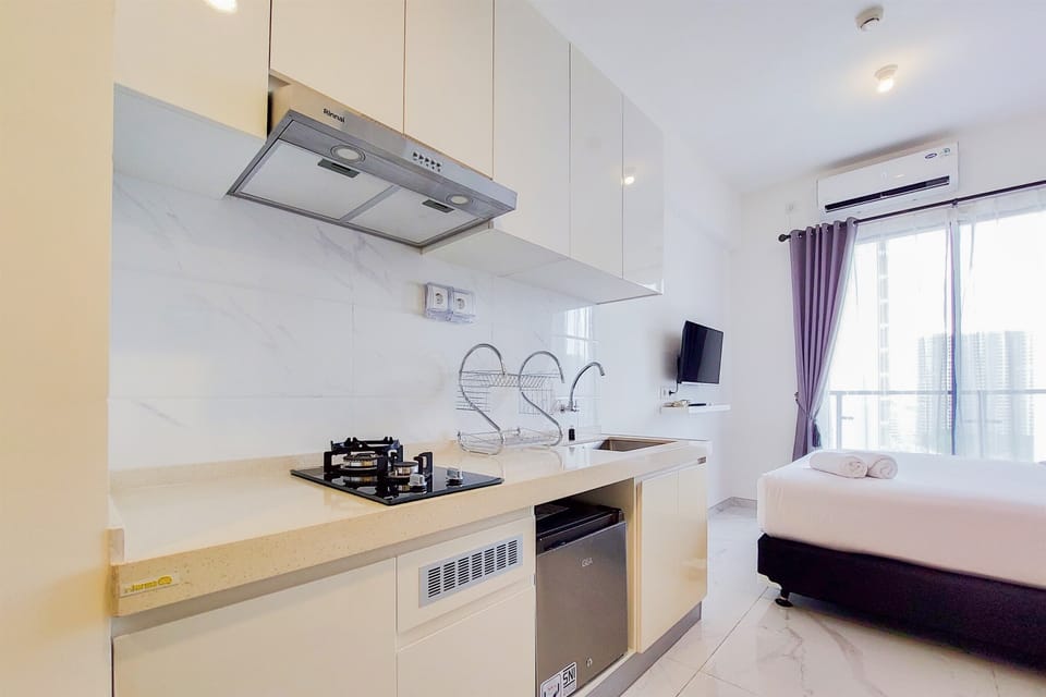 Studio | Private kitchen | Full-size fridge, stovetop