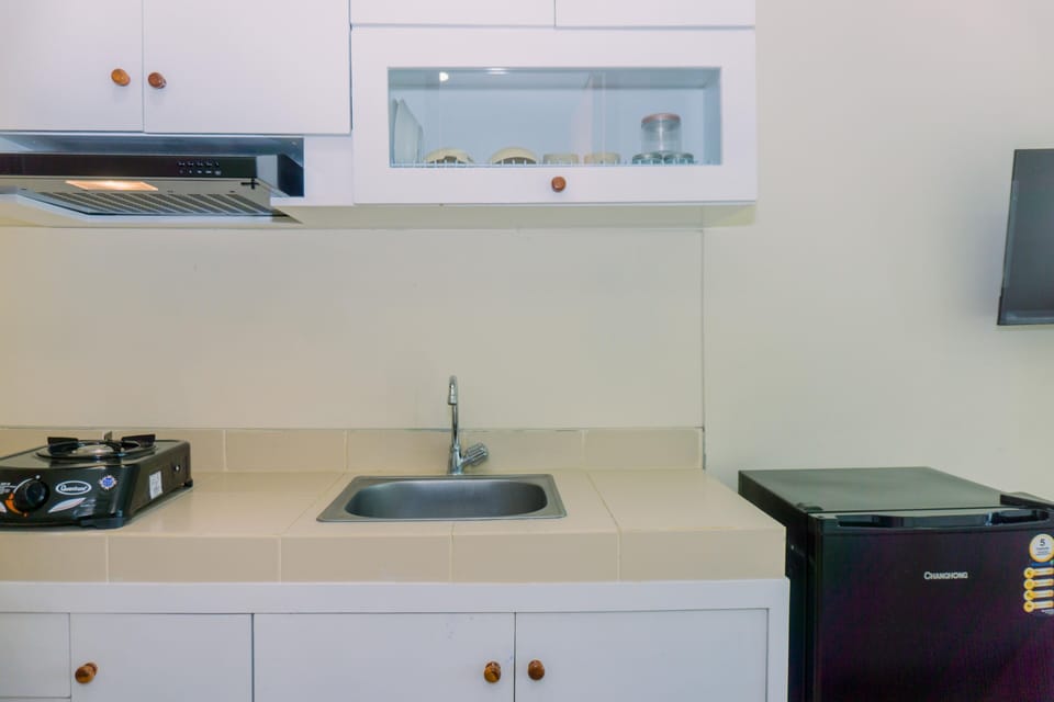 Studio | Private kitchen | Full-size fridge, stovetop
