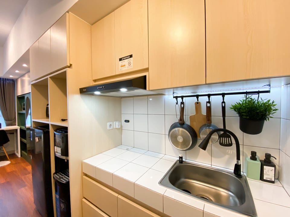 Studio | Private kitchen | Full-size fridge, stovetop