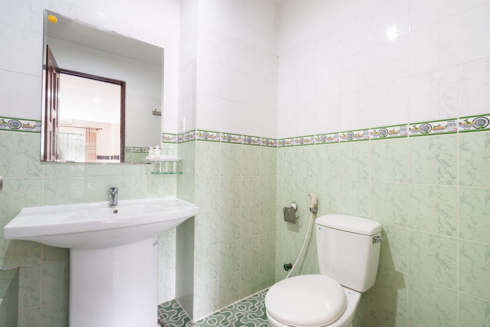 Deluxe Double Room Single Use | Bathroom | Shower, hydromassage showerhead, free toiletries, slippers