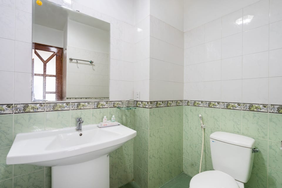 Family Double Room | Bathroom | Shower, hydromassage showerhead, free toiletries, slippers