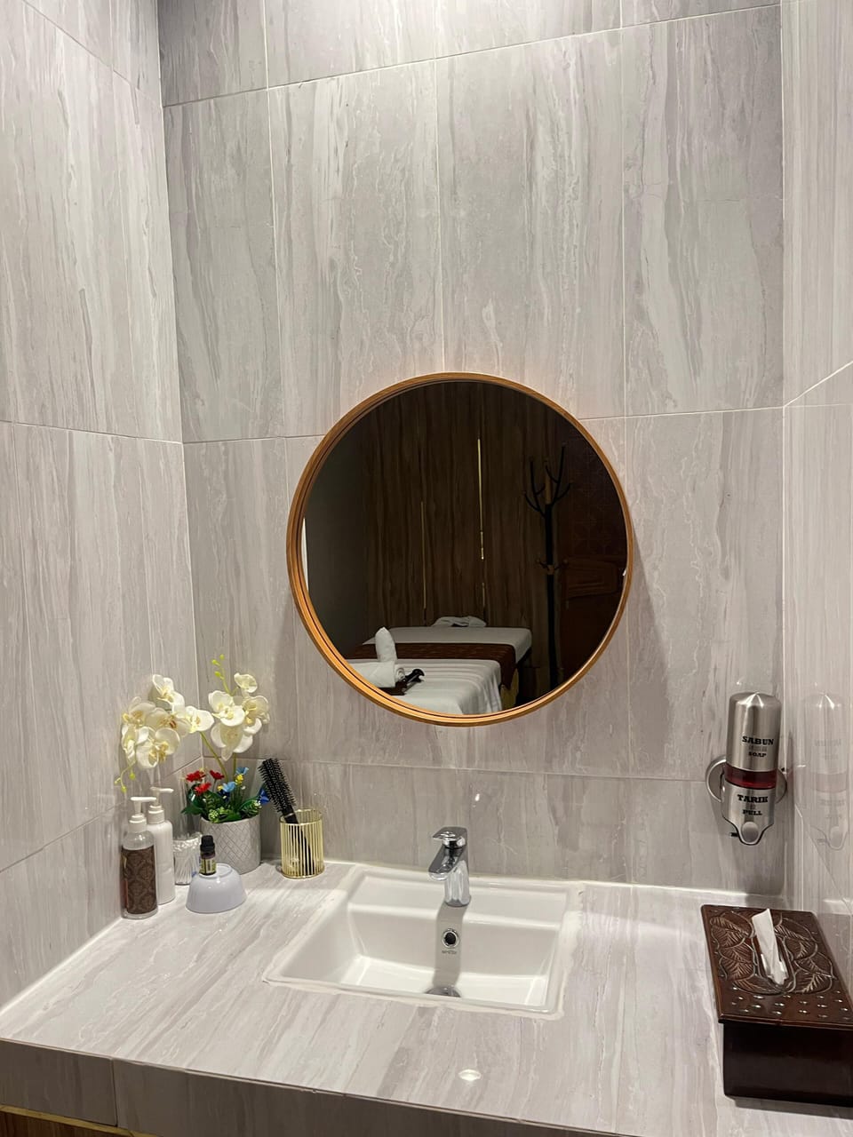 Bathroom sink