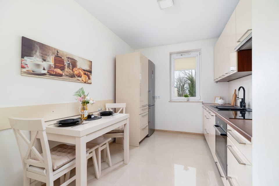 Fully equipped separate kitchen with dining table and chairs.