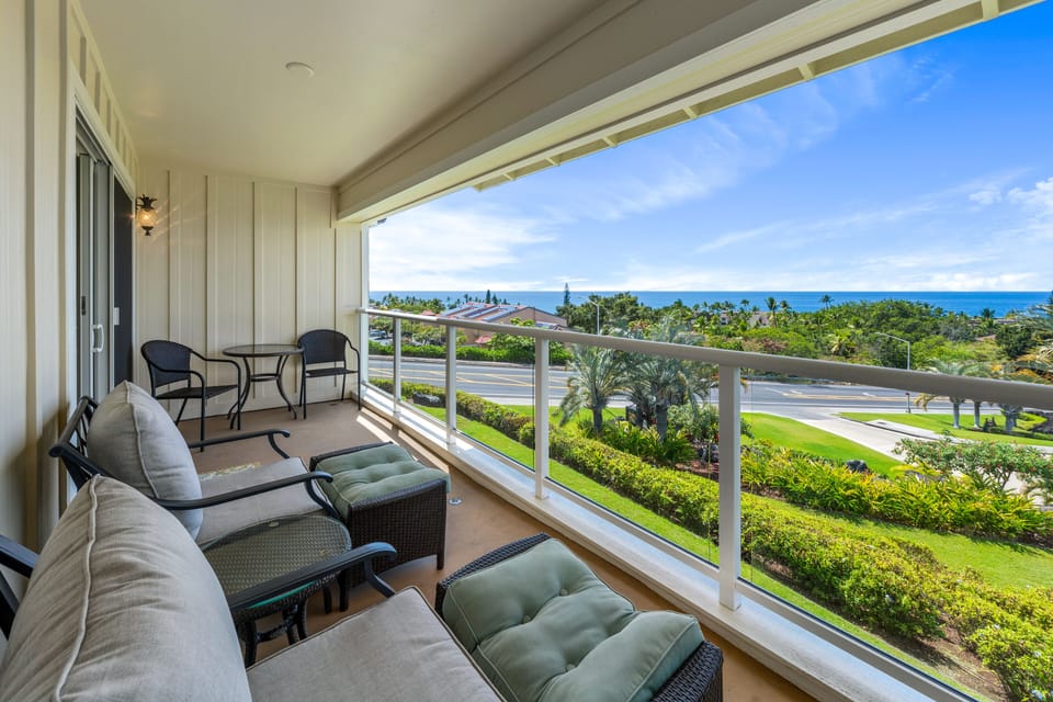 Gorgeous ocean views from the upstairs lanai