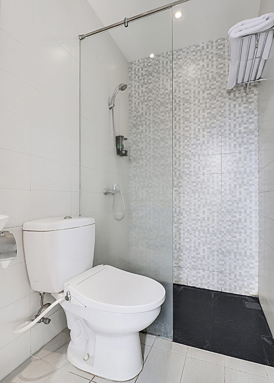 Standard Double Room | Bathroom | Free toiletries, towels, soap, shampoo