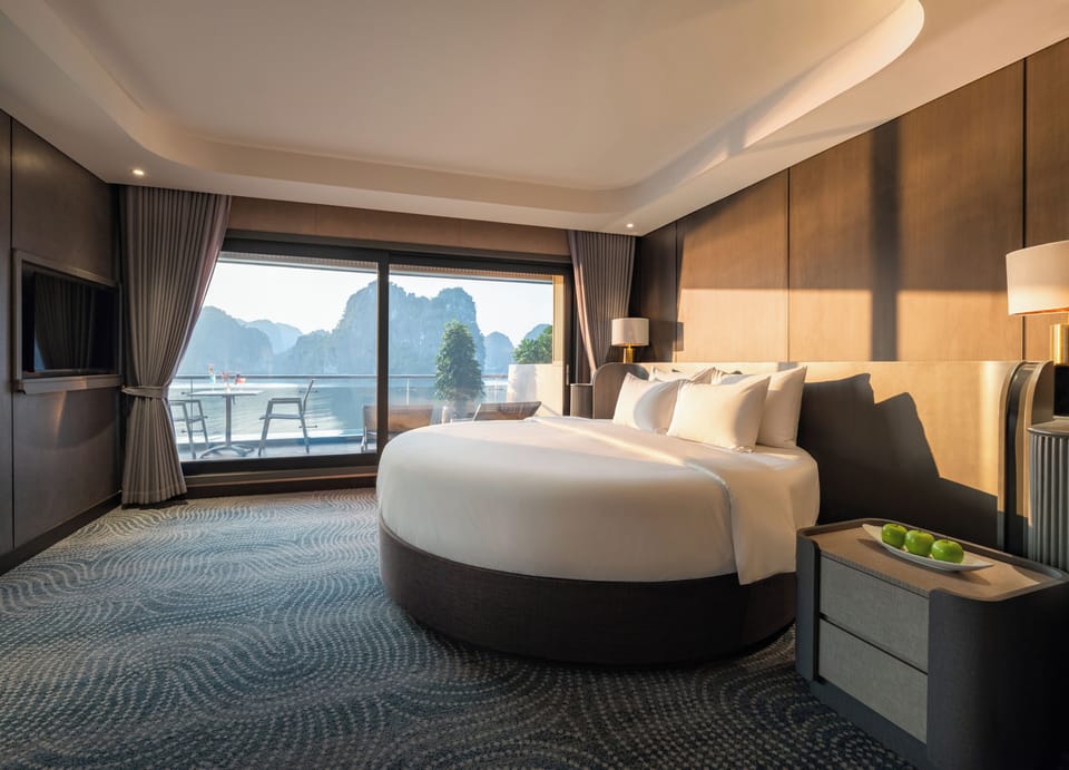 Suite, 1 King Bed, Sea View | Minibar, WiFi (free)
