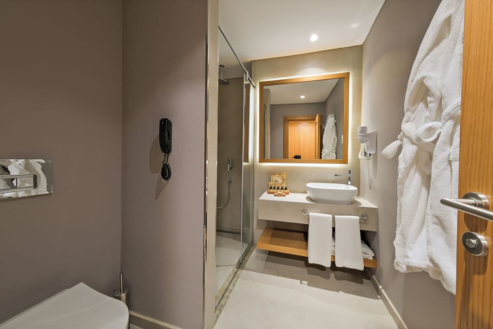 Superior Double Room | Bathroom | Shower, eco-friendly toiletries, hair dryer, slippers