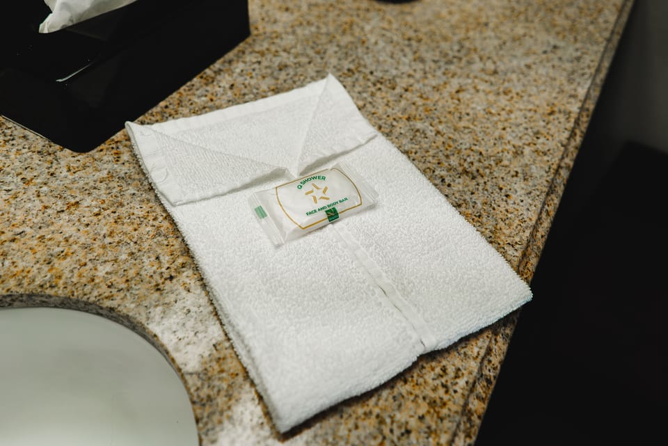 Combined shower/tub, hair dryer, towels