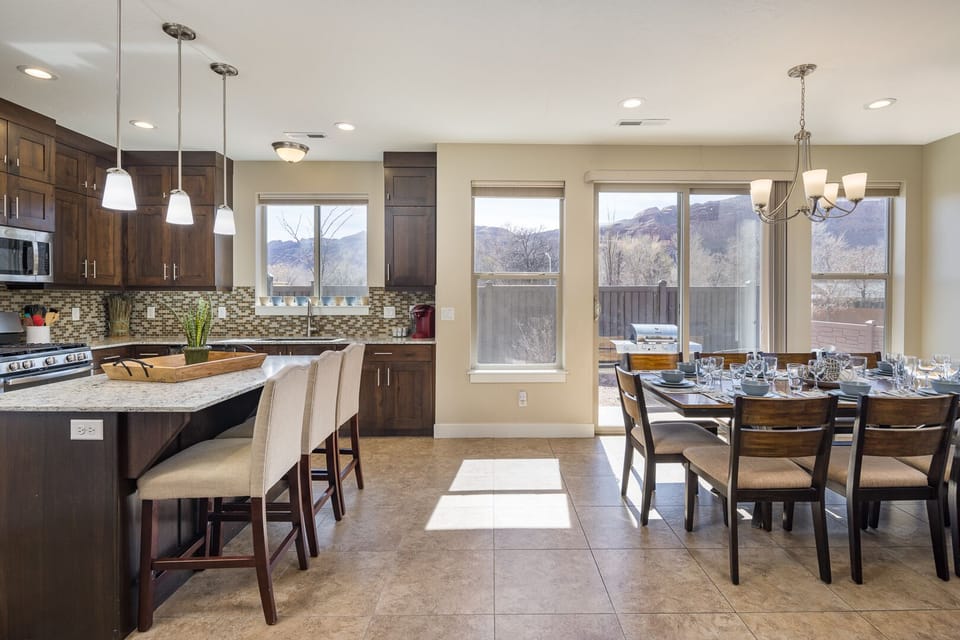 Dining Area with a seating of 10 with incredible views of the Mountain